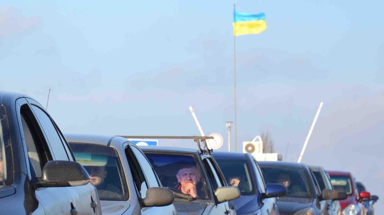 На границе с Польшей украинским автомобилистам приходится стоять часами, фото: 112.ua