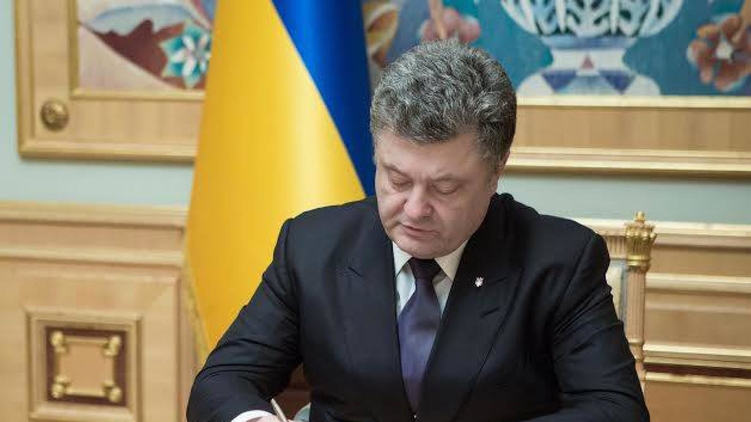 Петр Порошенко подписал закон о госслужбе еще в прошлом году, фото: gogetnews.info