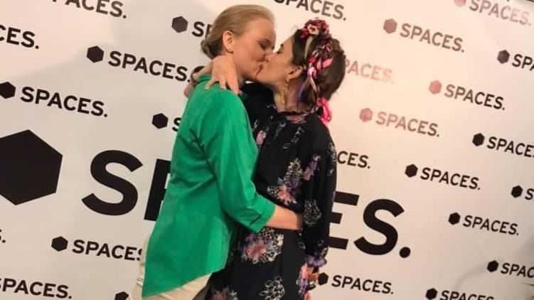 Прикольные фото двух девушек, целующихся