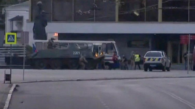 В Луцке вчера штурмовали пустой автобус. Кадр из видео