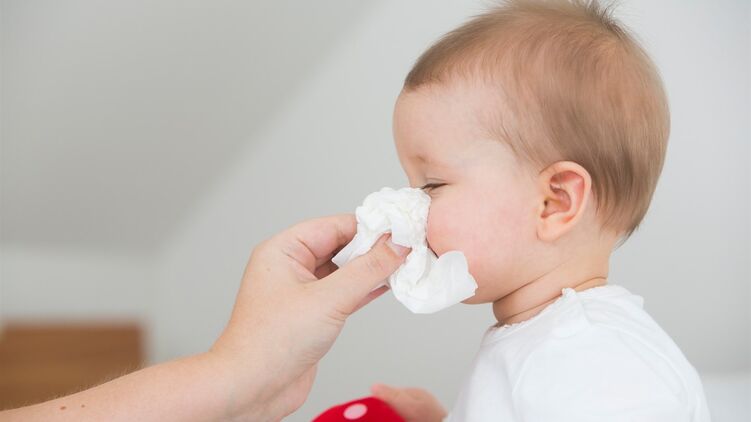Комаровский: как правильно лечить насморк у ребенка