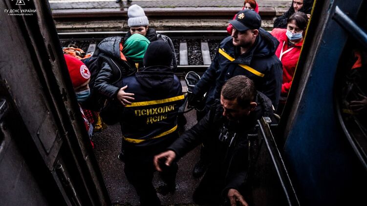 В Хмельницкий прибыл эвакуационный поезд из Херсона. Фото ГСЧС