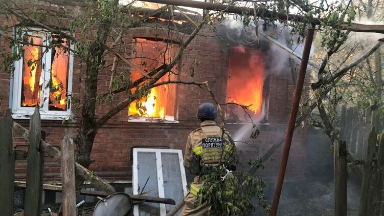Спасатели ликвидируют пожар после обстрела РФ в Донецкой области. Фото ГСЧС