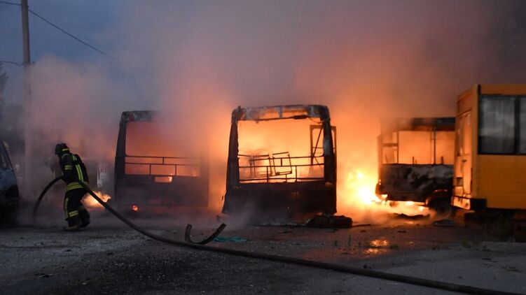 Во время удара по Херсону сгорели автобусы. Фото ХОВА