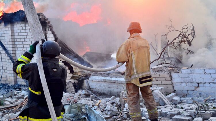 Рятувальники ліквідують пожежу після обстрілу РФ у Херсоні. Фото ДСНС