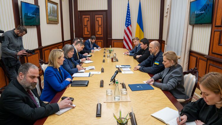Замгоссекретаря США Виктория Нуланд (третья слева) неожиданно оказалась в Киеве. Фото: twitter.com/USAmbKyiv