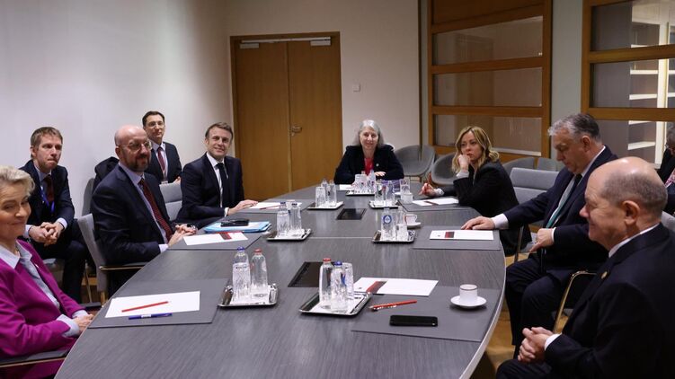 Европейские лидеры уговорили венгерского премьера Орбана (второй справа) поддержать новый пакет помощи Украине. Фото: twitter.com/RekettyeJr