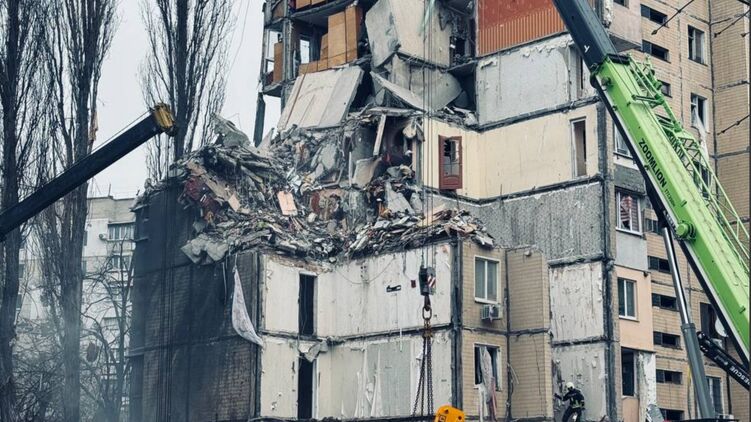 Полуразрушенный дом в Одессе, куда попал дрон