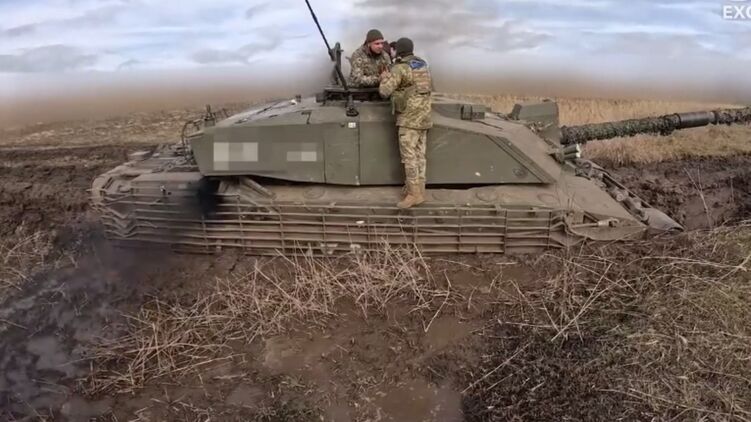 Застрявший в грязи британский танк 