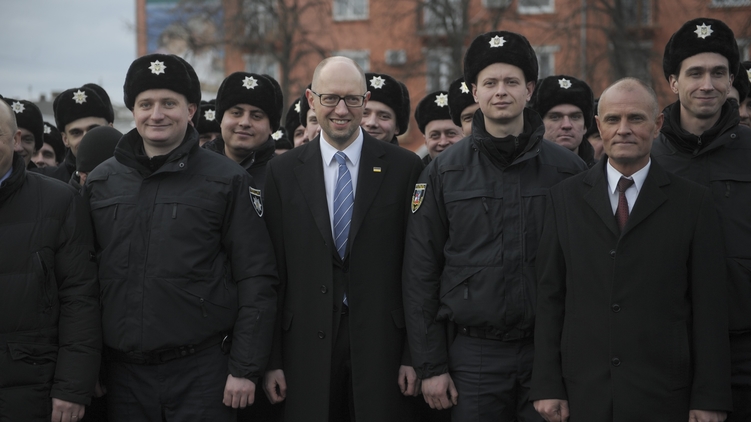 Премьер-министр Арсений Яценюк (в центре) демонстрирует выдержку и хорошее настроение, фото: kmu.gov.ua