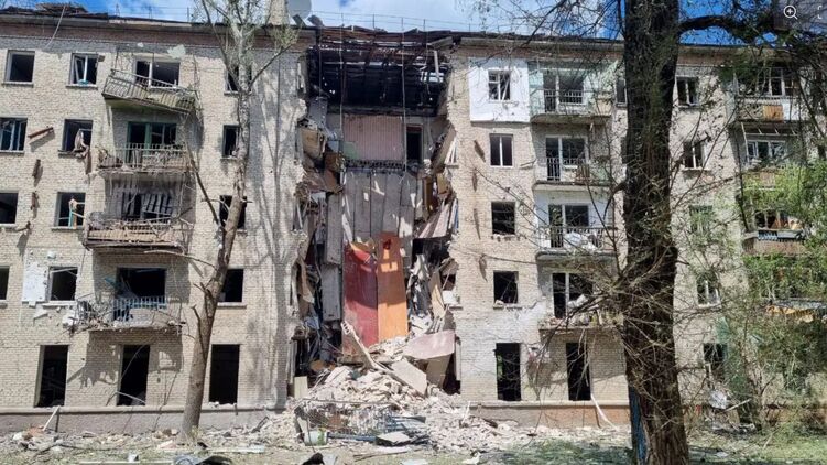 Обвал дома после прилета по Луганску 7 июня