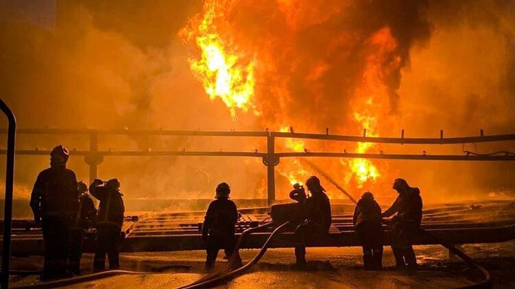 Пожар в Киевской области после прилета в ночь на 12 июня. Огонь бушует до сих пор