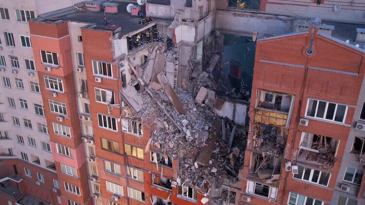 Поврежденная ракетным ударом РФ многоэтажка в Днепре. Фото: ГСЧС