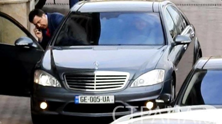 На машине символичные номера с сокращенными названиям Грузии и Украины, фото: Изым Каумбаев
