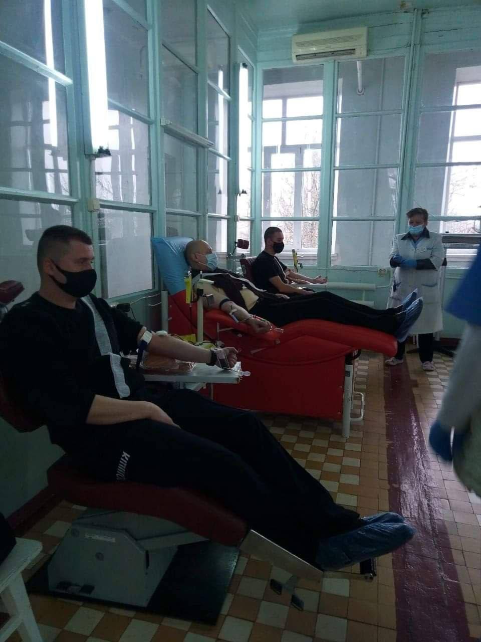Донорство для пострадавших крокус. Фото людей. Пострадавшие раненые граждане Украины. Очередь сдавать кровь.