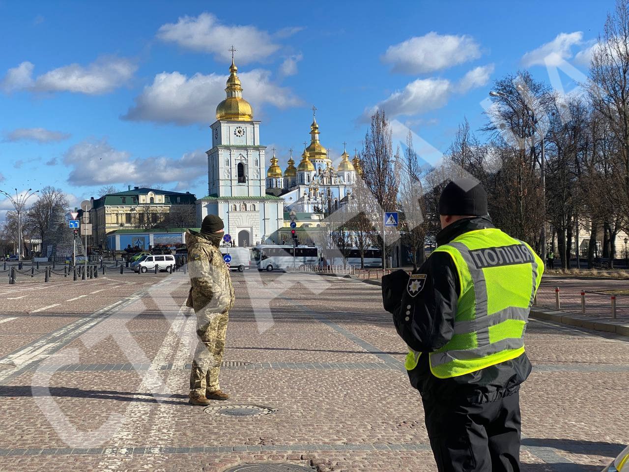 В Киеве возле Михайловского собора стоит почетный караул