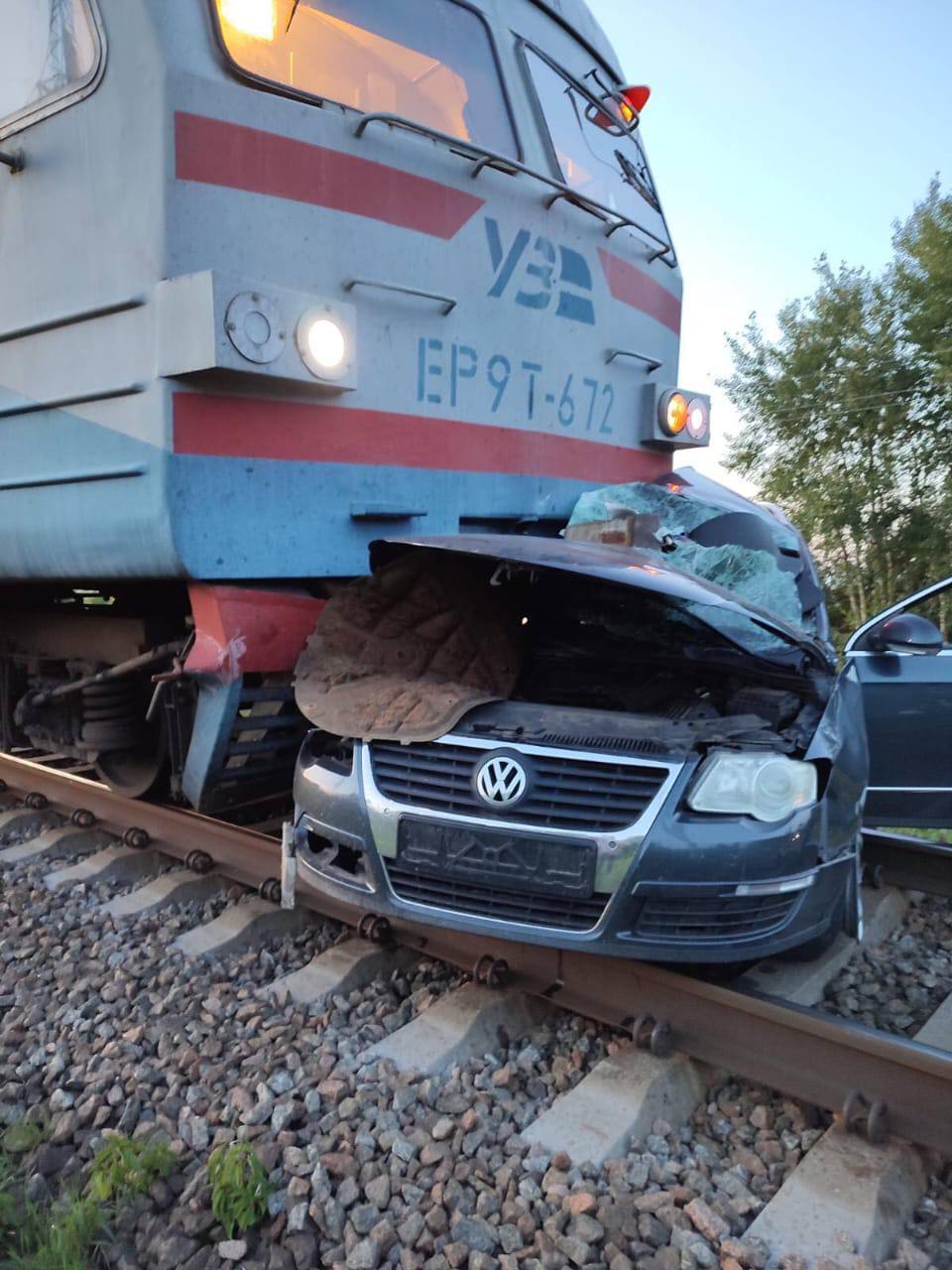 Трое погибших на переезде, где автомобиль попал под пригородный поезд