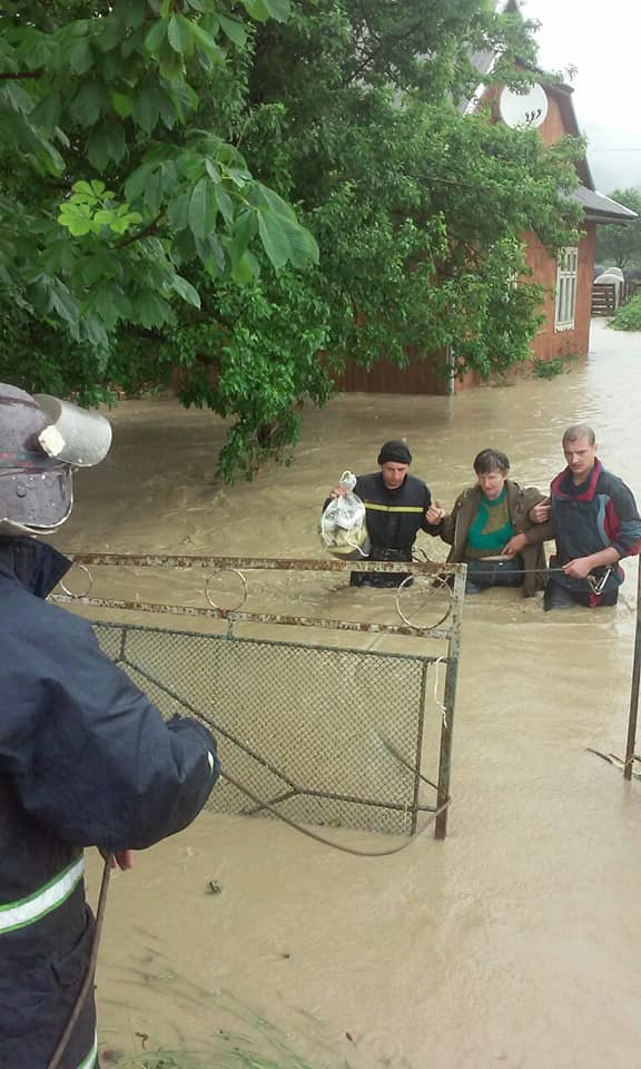 Эвакуация из-за паводка в Карпатах