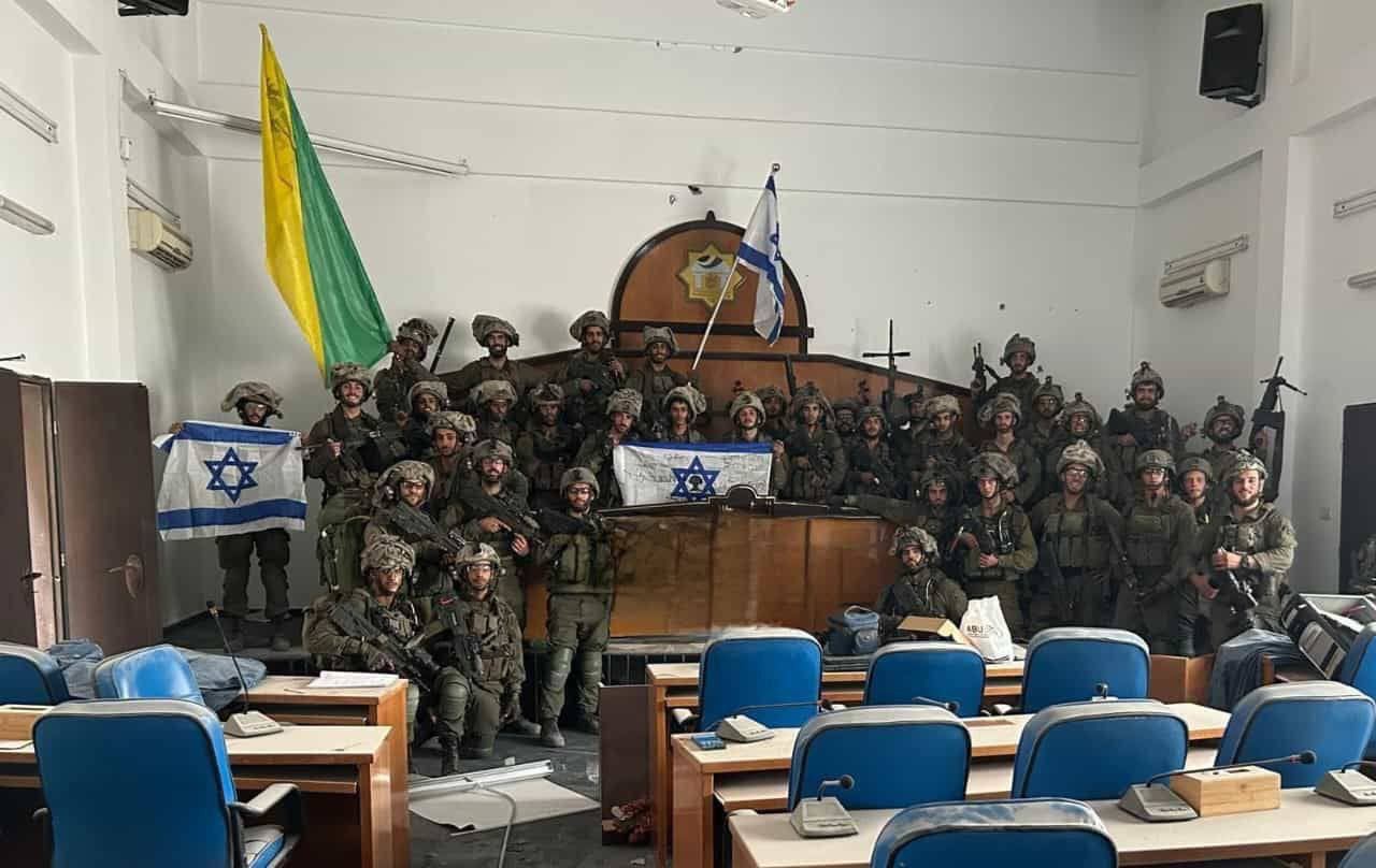 Израильские военные опубликовали фото в здании парламента сектора Газа