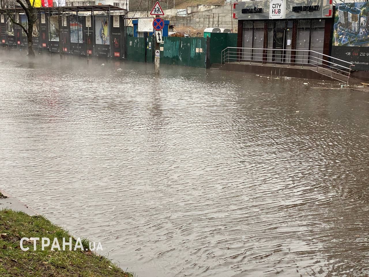 Фото последствий прилета в жилой дом в Соломенском районе Киева