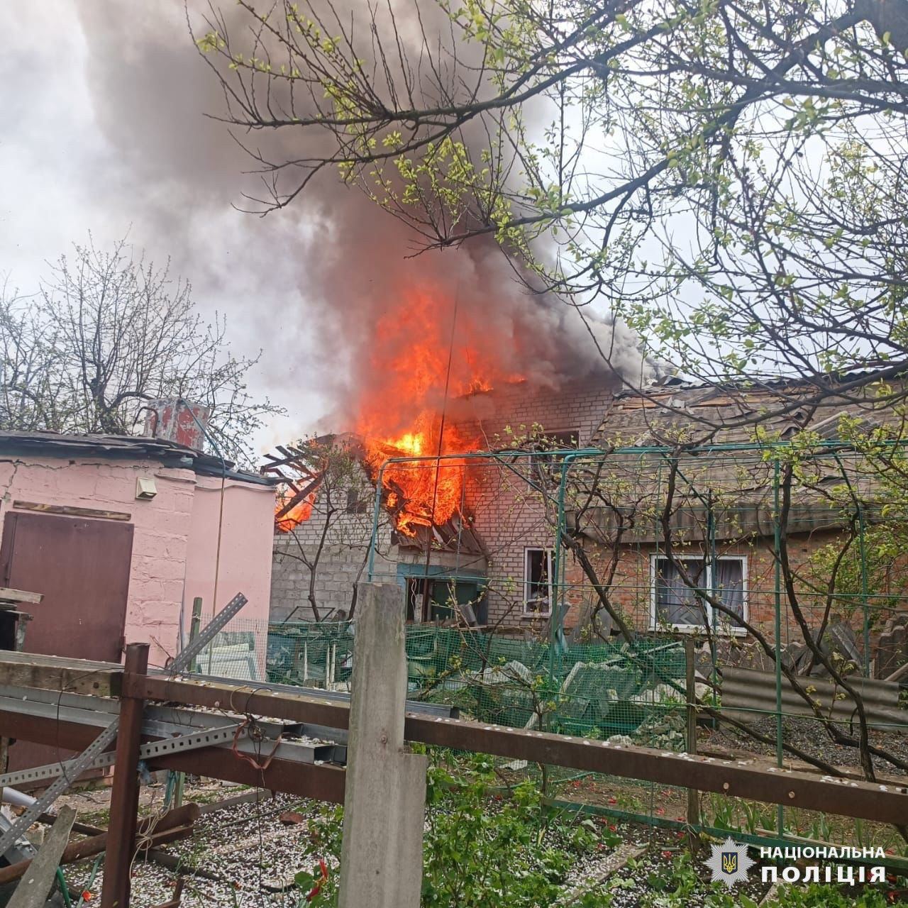 В Харьковской области после удара авиабомбы загорелся дом