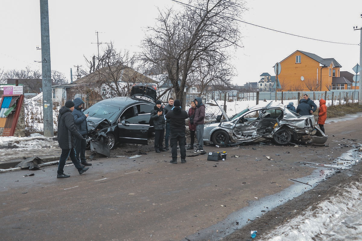 Фото и видео с места ДТП под Киевом, где Volkswagen с двумя кавказцами  врезался в Opel