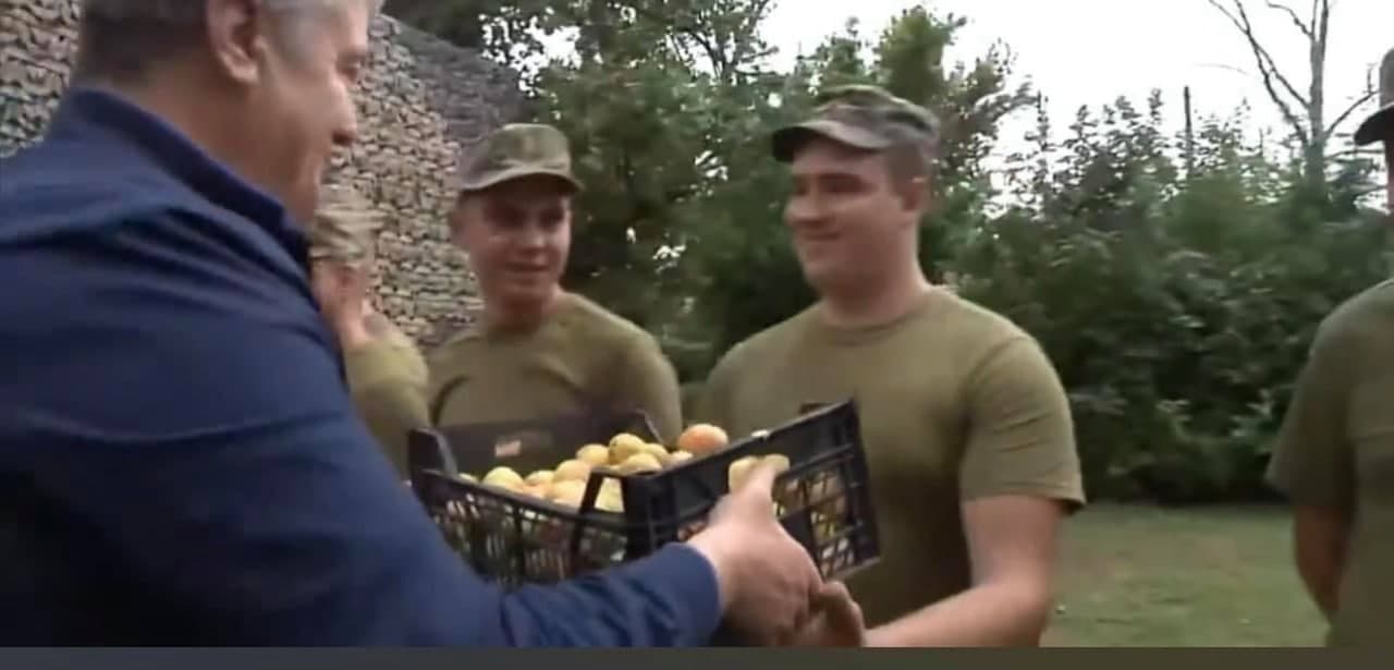 Порошенко привез на Донбасс абрикосы. Скриншот
