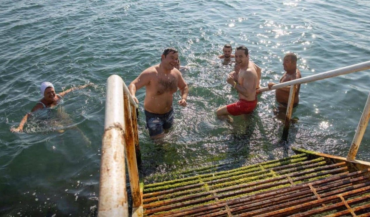 Зеленский вместе с Офисом искупался в Одессе в Черном море. Видео