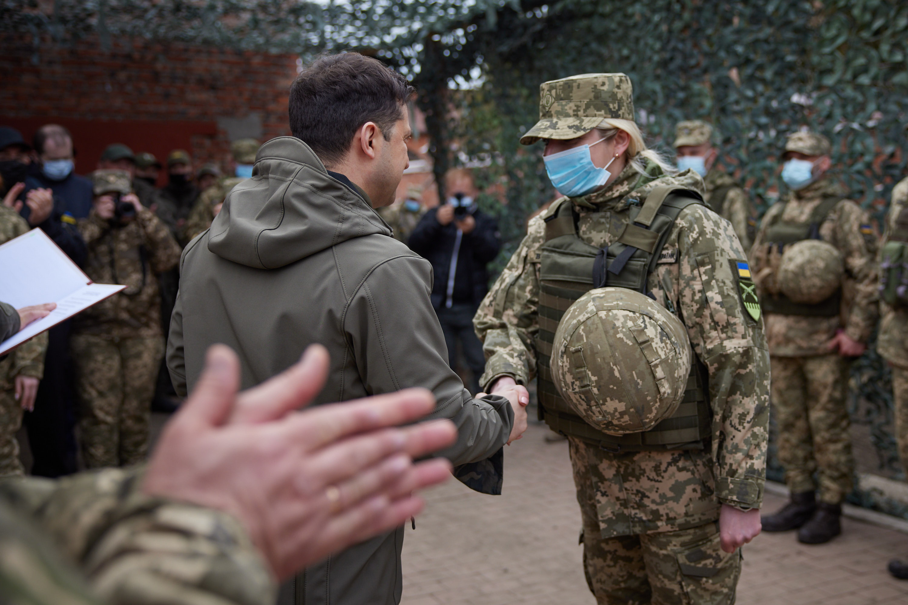 Отобедал в столовой и поблагодарил за службу. Как Зеленский провел встречу с военными на Донбассе. Фото: ОП