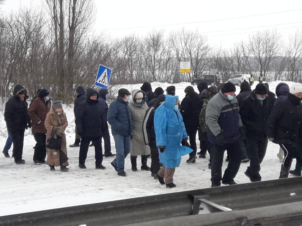 Участники "тарифного бунта" в Лубнах перекрыли трассу Киев-Харьков. Фото: Мосийчук