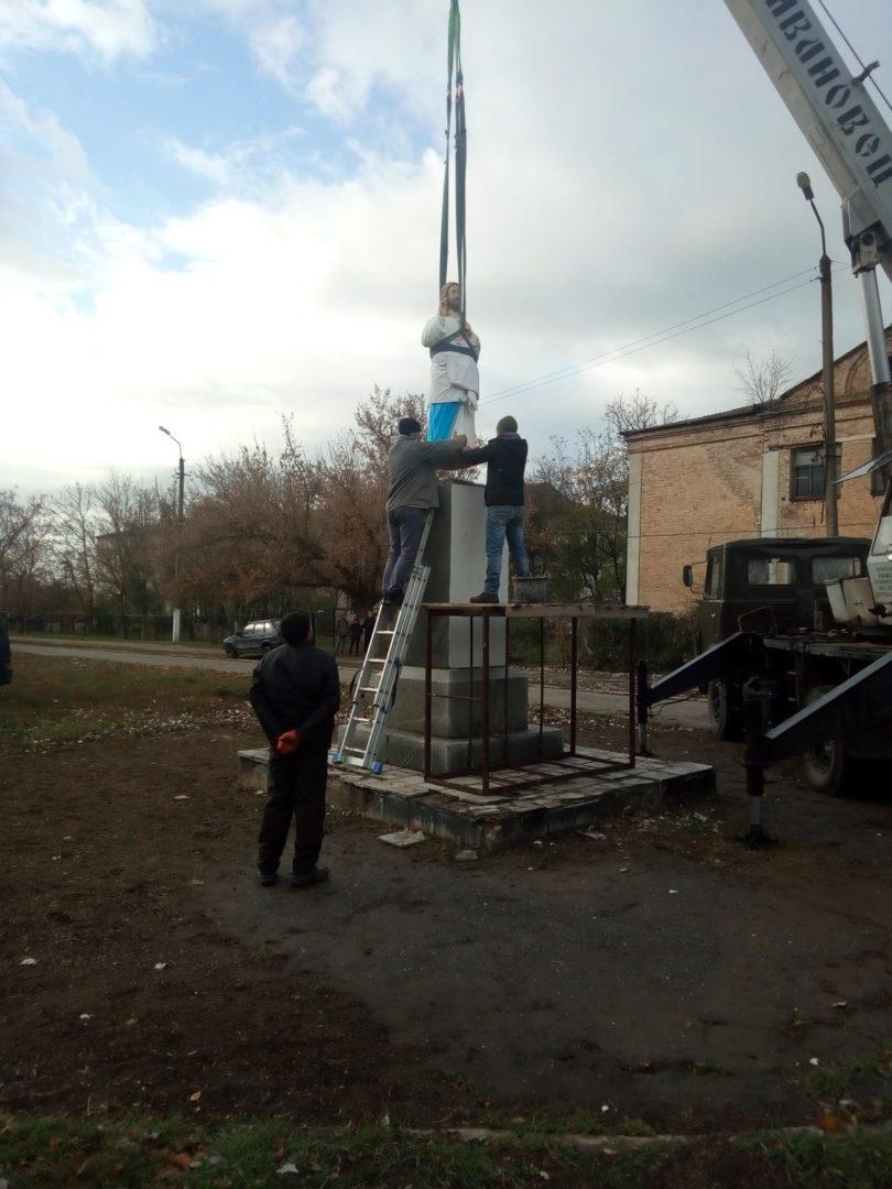 В Запорожской области памятник Ленину заменили на статую Исуса Христа. Фото: pro.berdiansk.biz