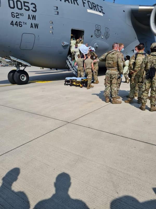 Афганка родила в самолете ВВС США во время эвакуации