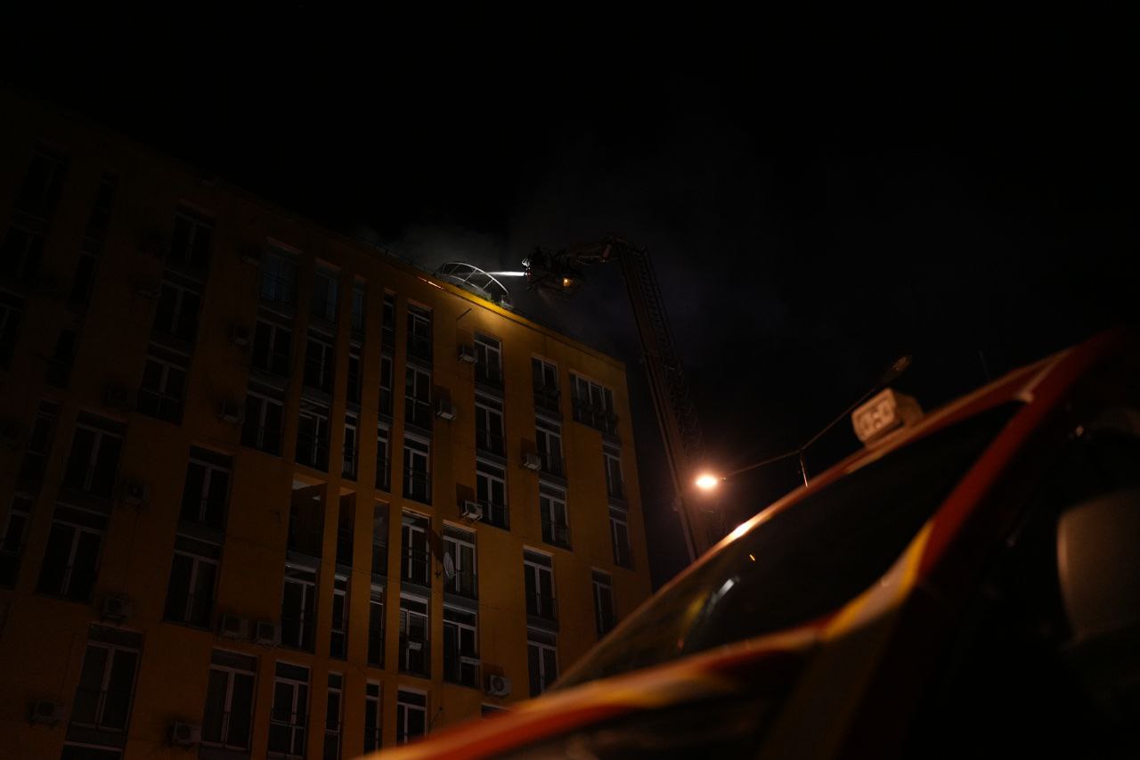 Рятувальники ліквідують пожежу після збиття російського БПЛА у Києві