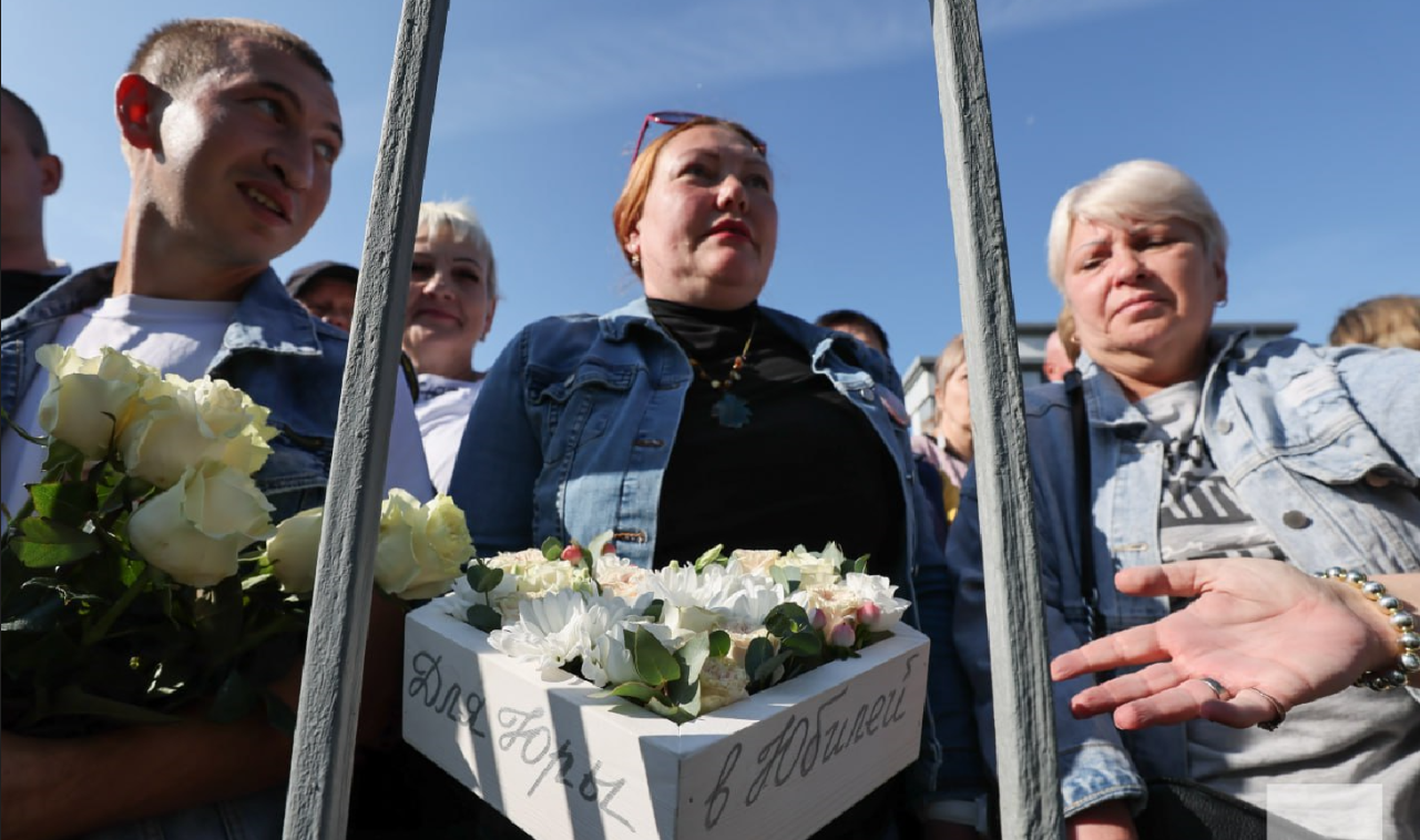 В Москве установили памятник на могиле Юрия Шатунова