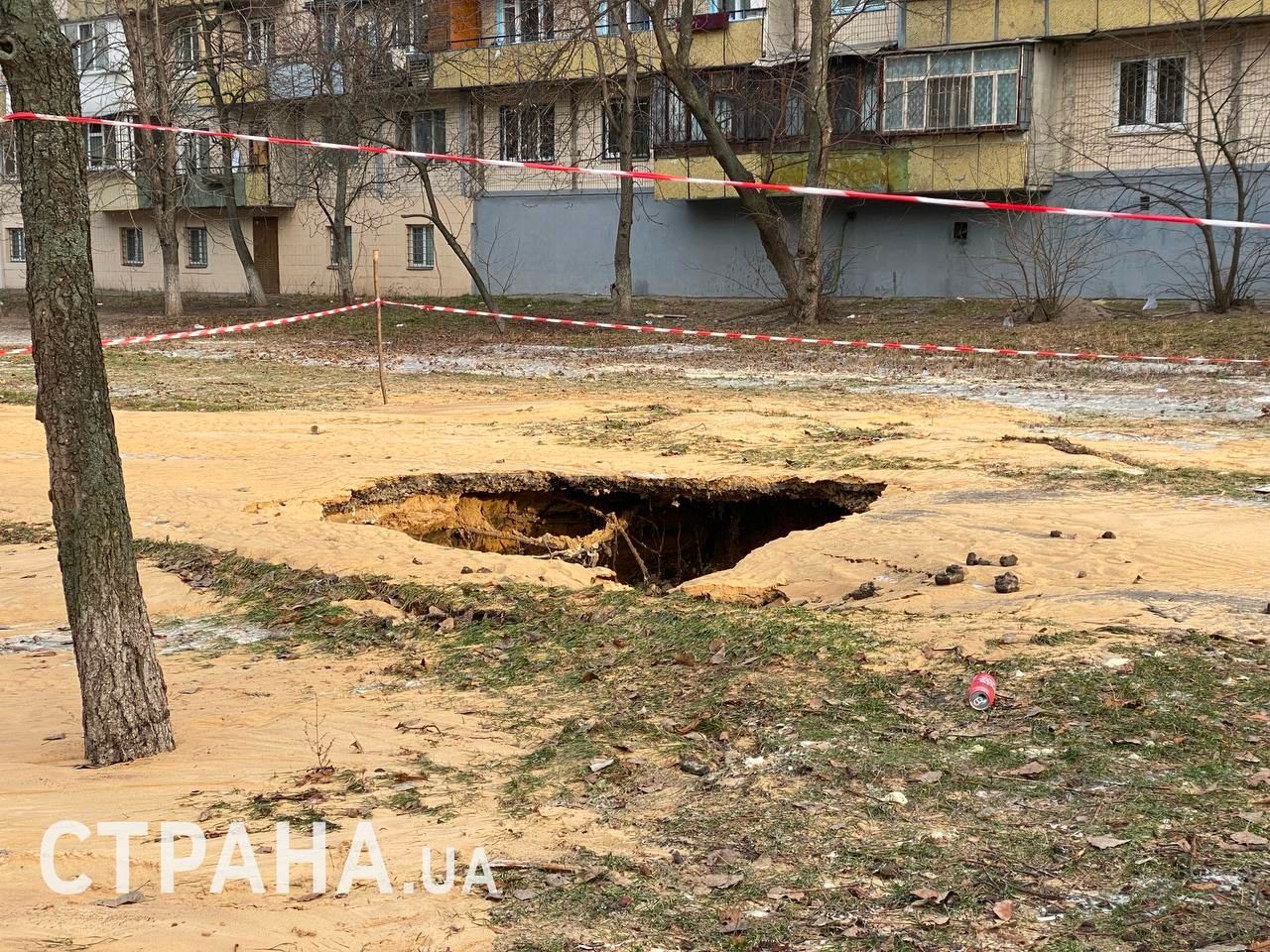 Фото и видео с места прорыва трубы на Борщаговке в Киеве в ночь на 8 января  2024 года