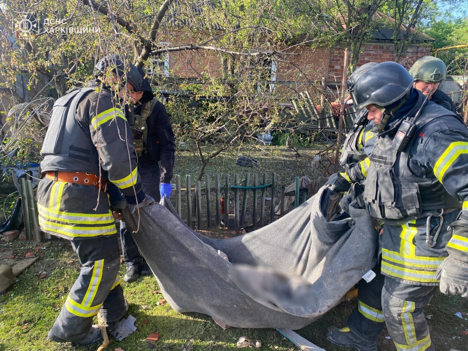 В Волчанске спасатели нашли под завалами разрушенного дома погибшего мужчину