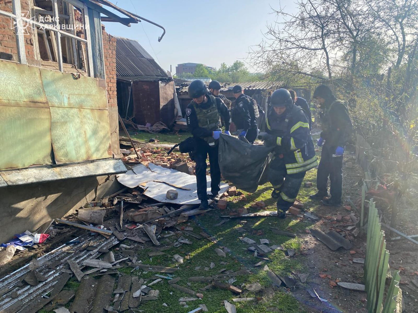 В Волчанске спасатели нашли под завалами разрушенного дома погибшего мужчину