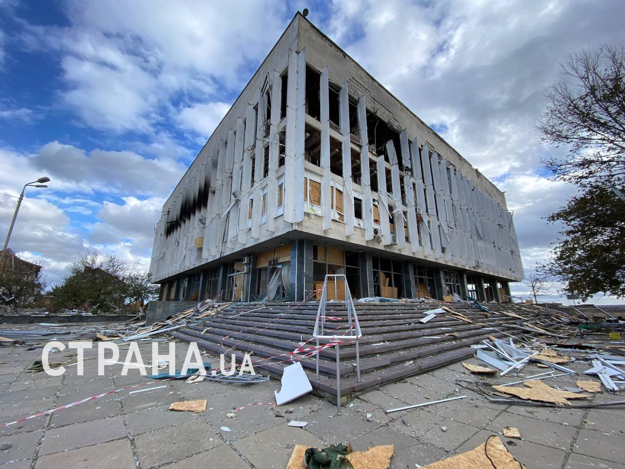 Фото последствий обстрела библиотеки имени Гончара в Херсоне