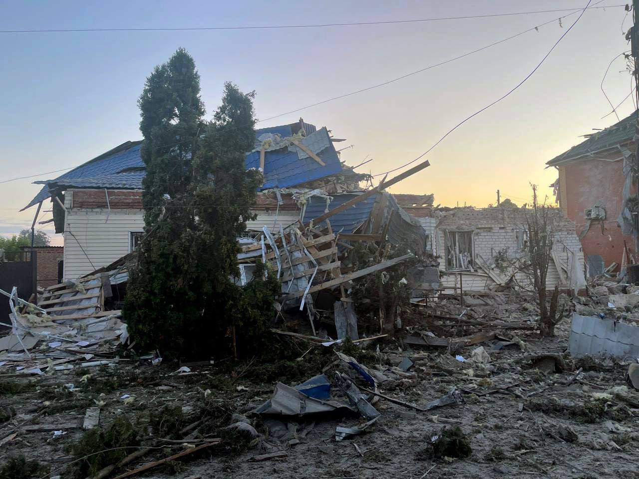 Фото (6) наслідків обстрілу. Джерело - Телеграм