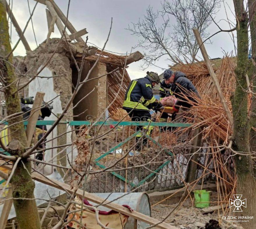 Фото работы спасателей среди руин дома. Источник - ГСЧС