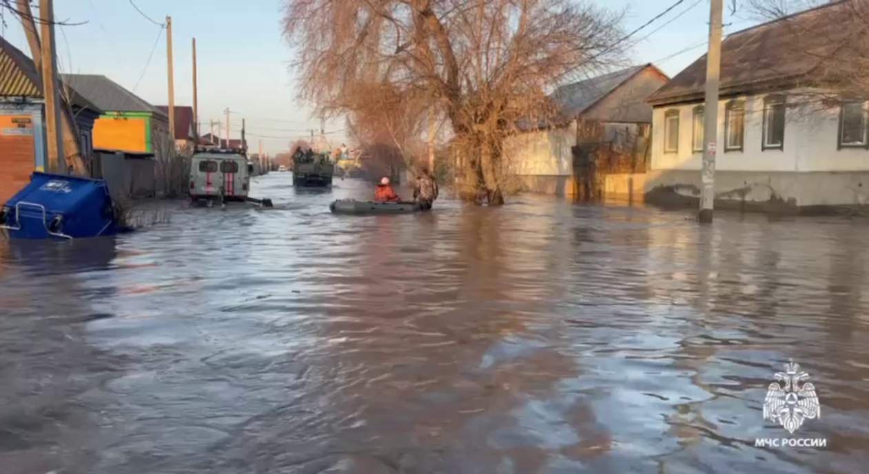 Российский город Орск ушел под воду. Там прорвало дамбу. Видео